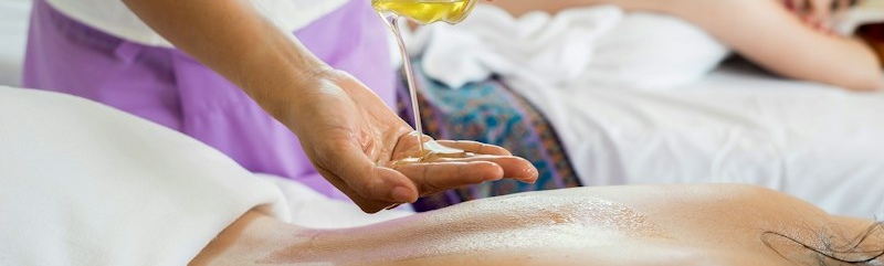 Olio versato sul palmo della mano durante un massaggio di benessere