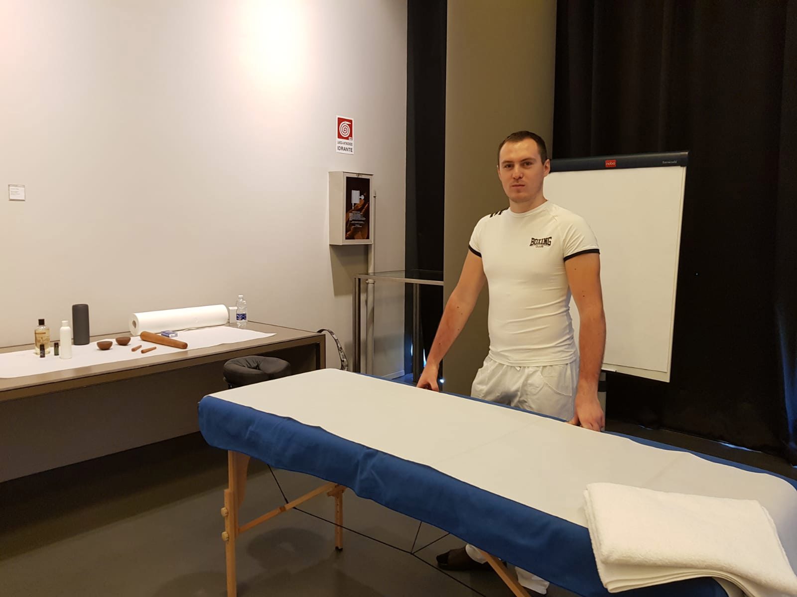 Mihail Crigan in piedi accanto al lettino nello studio Crigan Massaggi di Torino